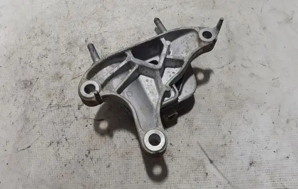 Peugeot 208 Engine mount bracket 9826551380