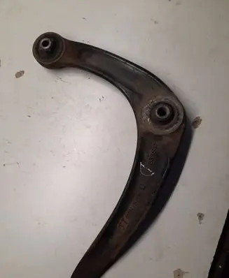 Peugeot 308 Front lower control arm/wishbone 833547