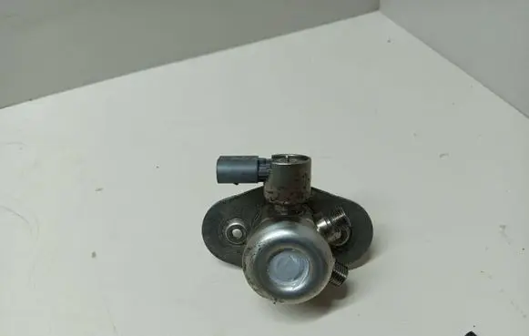 BMW X3 F25 Fuel injection high pressure pump 7584461 0261520148