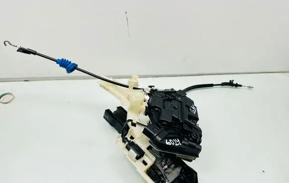 Volkswagen PASSAT CC Rear door lock 5N0839015G