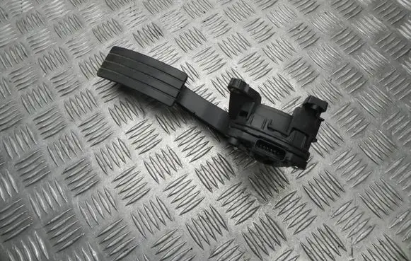 Renault Twingo III Accelerator throttle pedal 180023357R