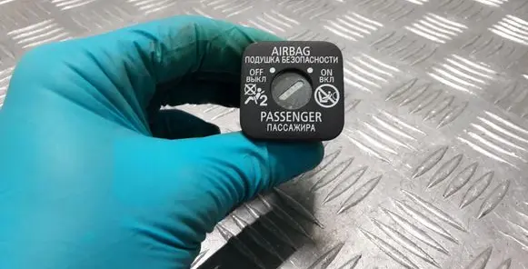 Mitsubishi Outlander Passenger airbag on/off switch 2020N96