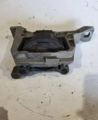 Engine mount vacuum valve
