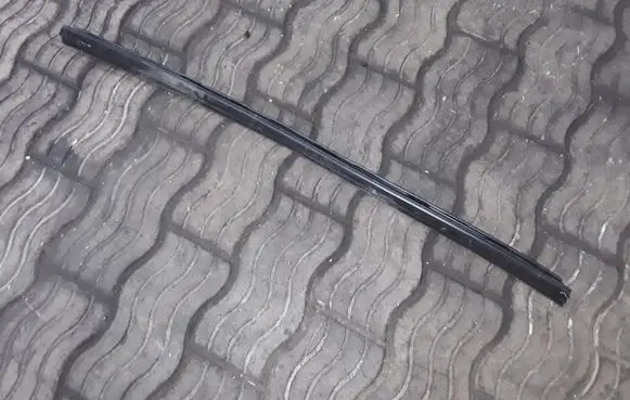 Cadillac SRX Rubber seal front coupe door window NOCODE