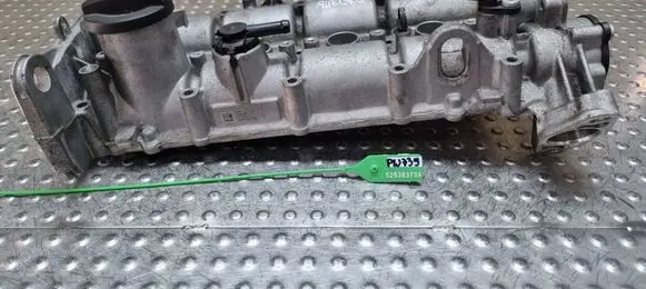 Volkswagen PASSAT B8 Rocker cam cover 04E103479G 04E103475BL