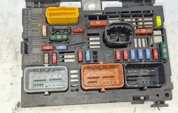 Peugeot 308 Fuse module 9664706280 S810520