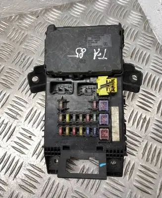 Toyota Avensis T220 Fuse box set 8273005010