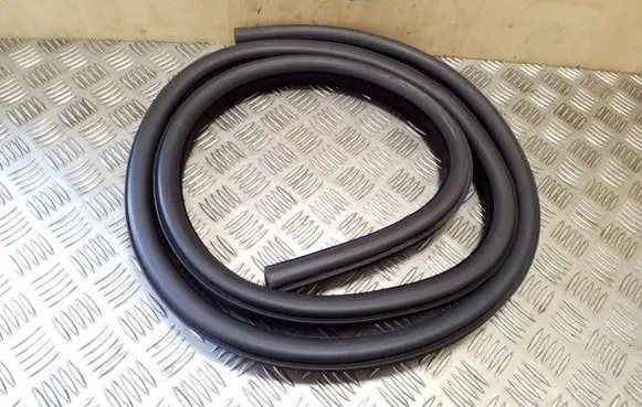 Rear door rubber seal (on body)
