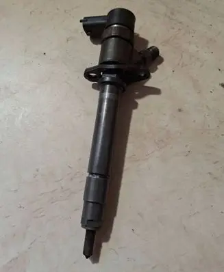Volvo S60 Fuel injector 8658352