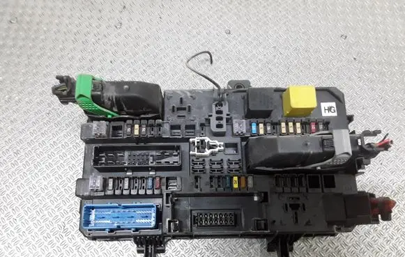 Opel Zafira B Fuse module 13206759
