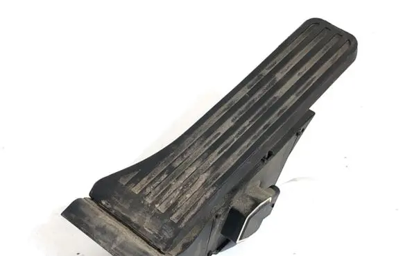 Accelerator throttle pedal