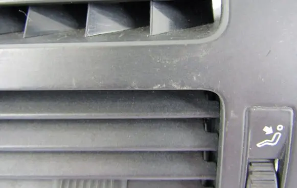 Volkswagen Touran I Dash center air vent grill 1T0819703A
