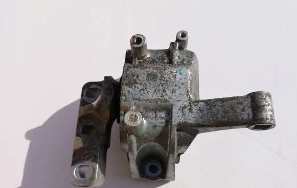 Audi Q3 8U Engine mount bracket