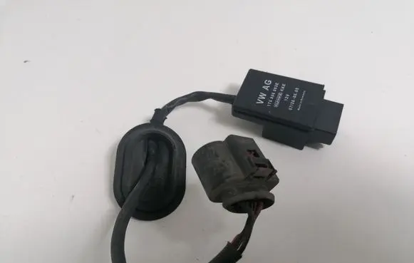 Volkswagen Touran I Fuel pump relay 1T0906093E
