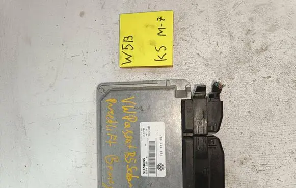 Volkswagen PASSAT B5 Engine control unit/module 3B0907557