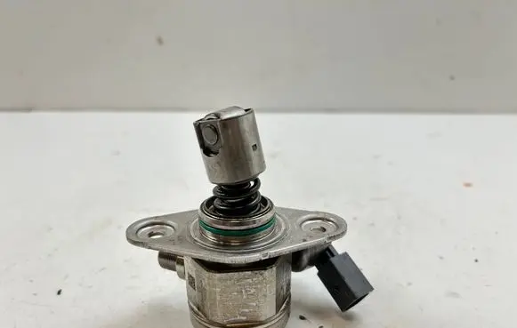 Mercedes-Benz CLA C117 X117 W117 Fuel injection high pressure pump A2700700501
