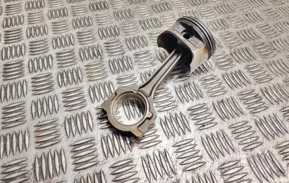 Ford C-MAX I Piston with connecting rod