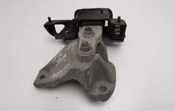 Ford Fiesta Engine mount bracket 8V517M125AB 8V517M121AE
