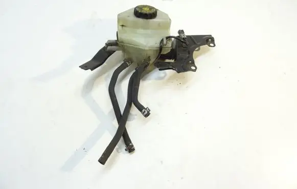 Toyota Prius (XW30) Brake fluid reservoir 