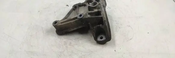 Engine mounting bracket