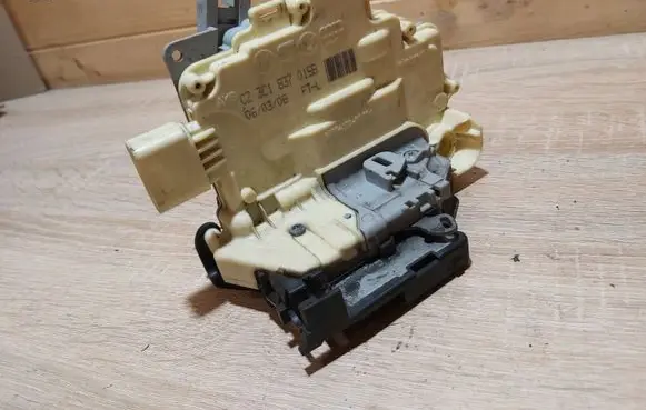 Audi Q7 4L Front door lock 3C1837015B