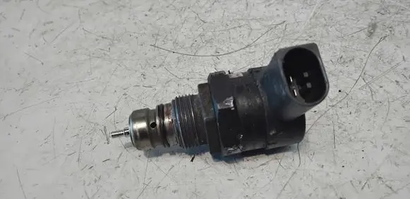 Mercedes-Benz B W245 Fuel pressure regulator A6110780449 0281002494