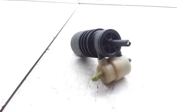 Volkswagen Golf III Windscreen/windshield washer pump