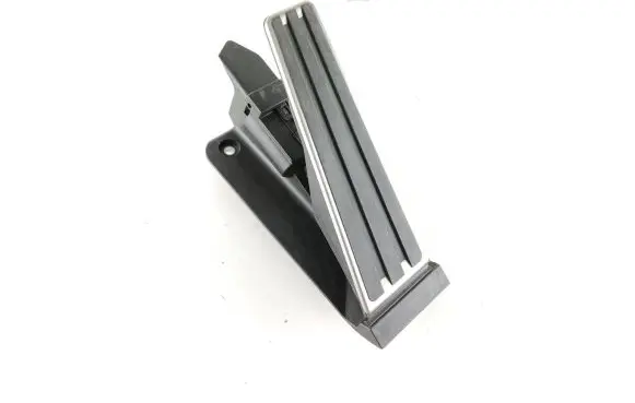 Accelerator throttle pedal