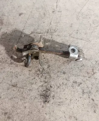 Opel Astra G Rear door check strap stopper