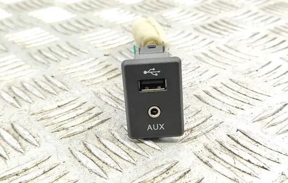 Nissan X-Trail T32 USB socket connector 795405004