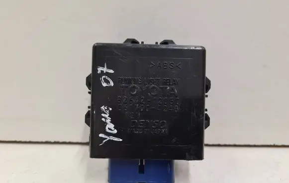 Toyota Yaris Day light relay 8264212050 0617004240
