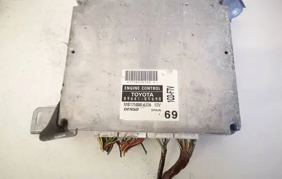 Toyota Avensis T250 Engine control unit/module 8966105690