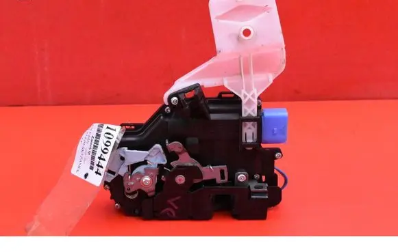 Volkswagen Caddy Front door lock