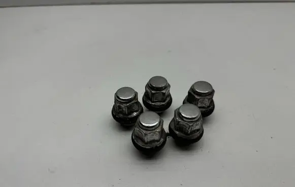 Toyota Avensis T270 Nuts/bolts 