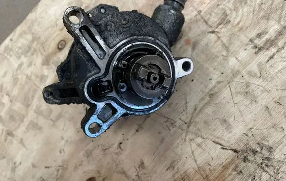 Volvo XC90 Vacuum pump 08658230