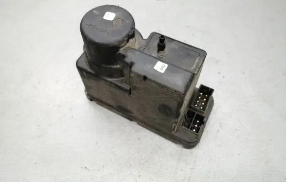 Mercedes-Benz C W202 Central locking vacuum pump 2028001948