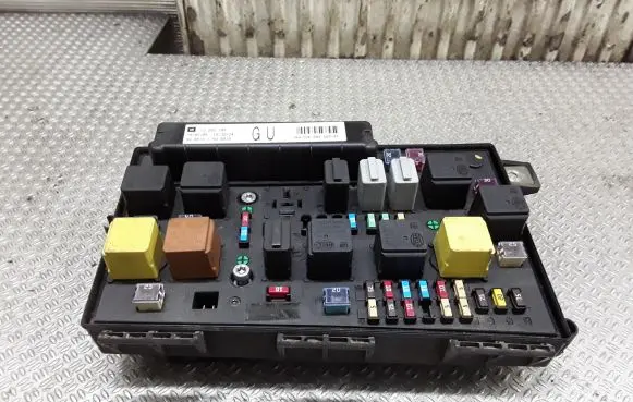 Opel Astra H Fuse module 13206748