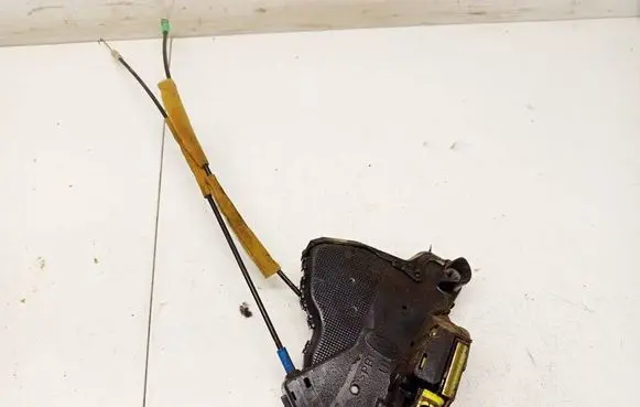 Toyota Corolla Verso AR10 Rear door lock 