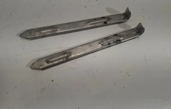 Headlight/headlamp mounting bracket