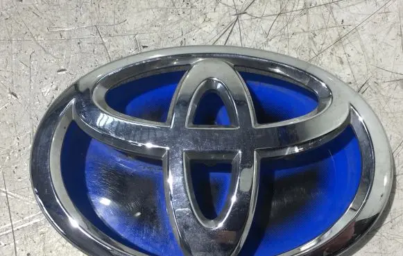 Toyota Yaris Manufacturers badge/model letters 754310D120 754350D0100