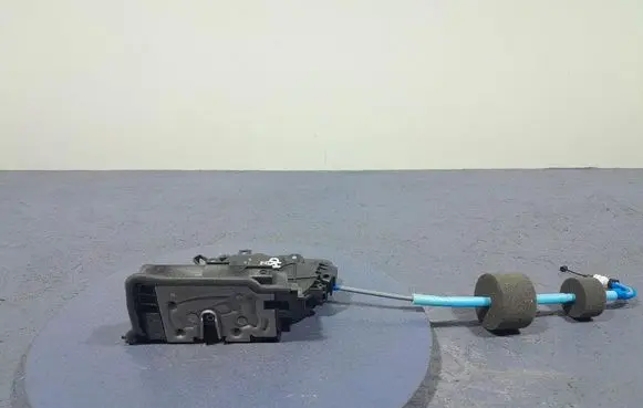 BMW X3 E83 Front door lock 9492094