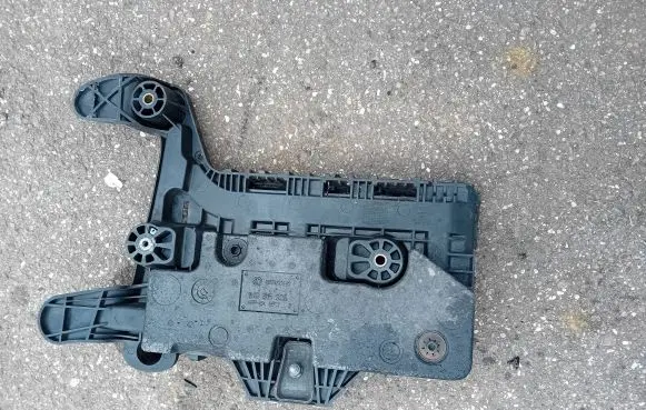Volkswagen Golf VI Battery tray 1K0915333