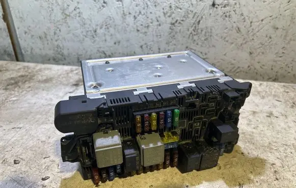 Mercedes-Benz E W211 SAM control unit 2115453901 00007165A820