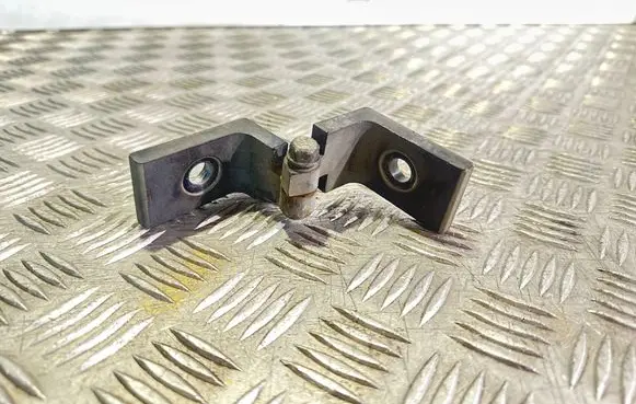 BMW 5 E60 E61 Front door upper hinge 7068073 7068077