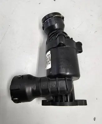 Volkswagen PASSAT B8 Thermostat/thermostat housing 04L121111H