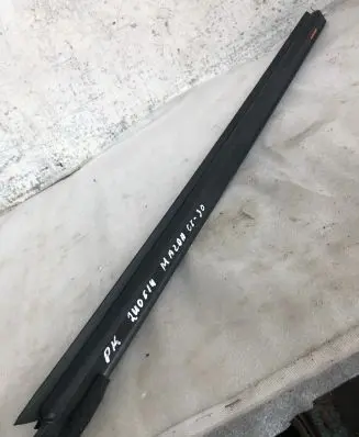 Mazda CX-30 Rubber seal front door window/glass 