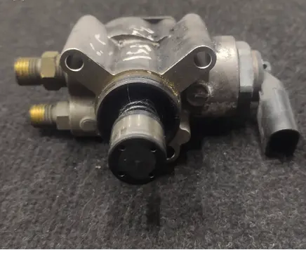 Audi A4 S4 B7 8E 8H Fuel injection high pressure pump 06E127025 7F5853101