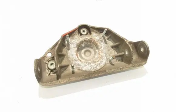 Volkswagen Touareg I Front shock absorber mounting bracket 