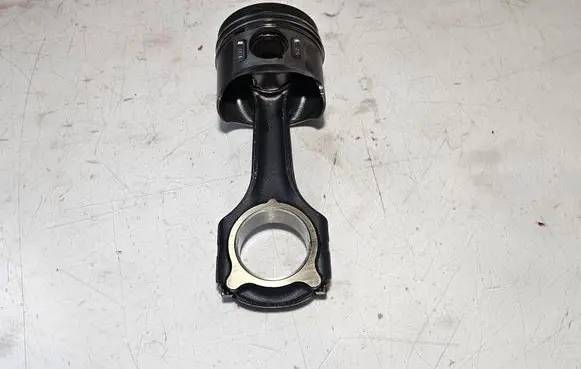 Mercedes-Benz Vito Viano W639 Piston with connecting rod 8854A