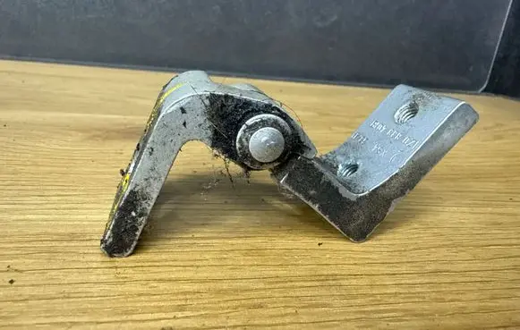 Skoda Octavia Mk2 (1Z) Rear door upper hinge 1Z0833401B